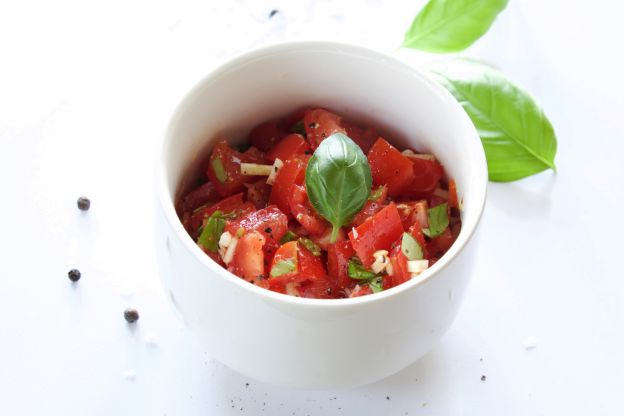 Salada simples de tomates