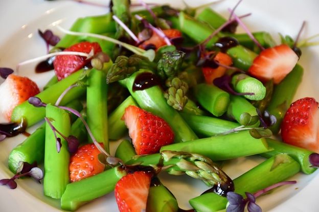 Salada de Espargos e Morango