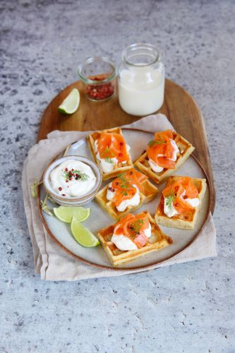 Gaufres aperitivos ao leite de cabra, salmão defumado e queijo fresco