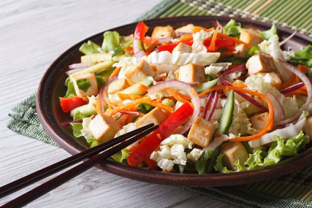 Salada de tofu e legumes