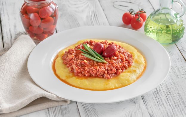 Polenta com salsicha