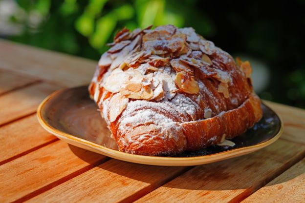 Croissant de amêndoas com recheio de frangipane