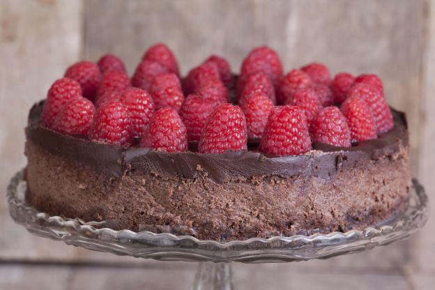 Torta mousse de chocolate com framboesas