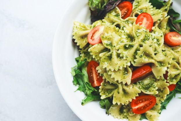 Salada de macarrão ao pesto