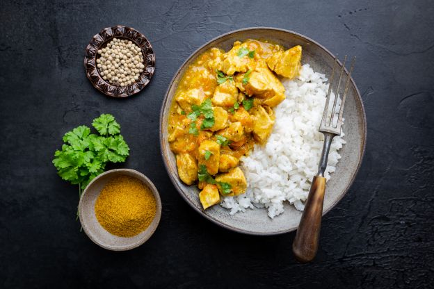 Curry de batata doce, grão de bico e espinafre