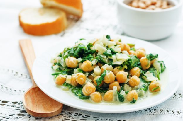 Salada de grão de bico, petits pois, espinafre e palmito