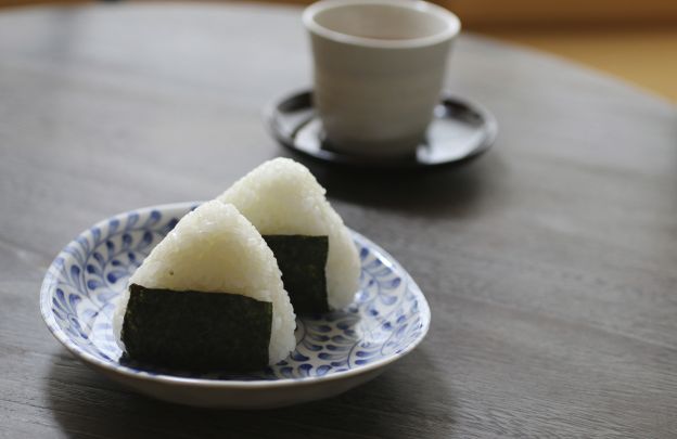 Onigiri com sardinha