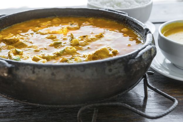 Camarões com curry e abacaxi da Tailândia