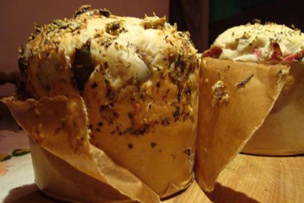 Panettone de queijo, azeitona e orégano