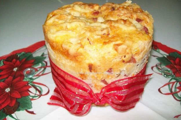 Panettone de calabresa, azeitona e provolone