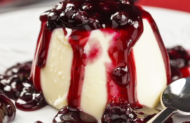 Panna cotta com molho vermelho