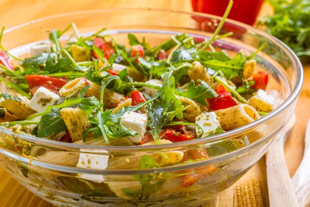 Penne com pesto, feta e tomates cerejas