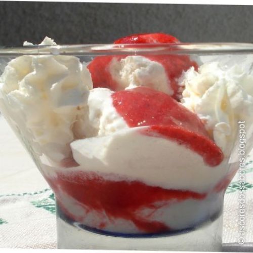 Gelado de mascarpone, morango e avelãs