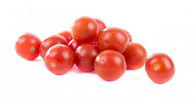 Tomate cereja sobre peixes assados