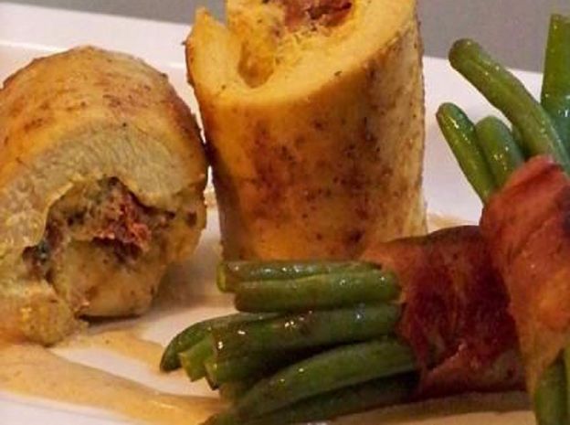 Peito de frango enrolado com feixe de vagem e bacon