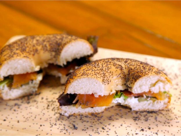 Bagel com salmão defumado