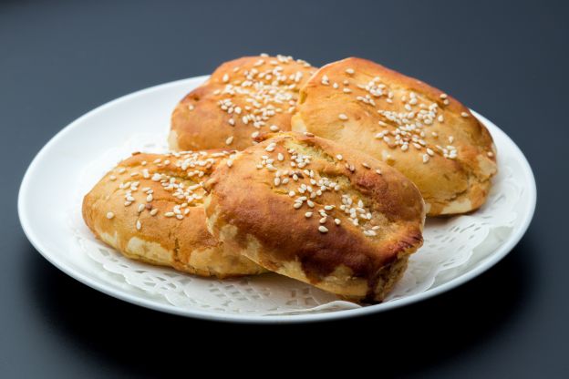 O pão está à sua esquerda