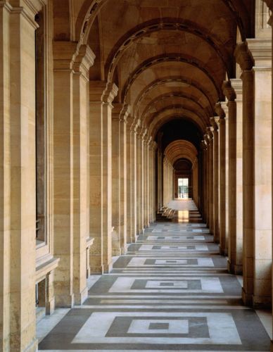 Sob as arcadas do Palácio de Louvre