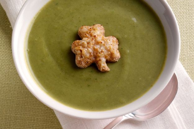 Sopa de St. Patrick com croutons de Shamrock