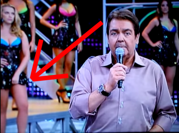 5 - Quando a bailarina coçou ao vivo, disfarçadamente, as parte íntimas