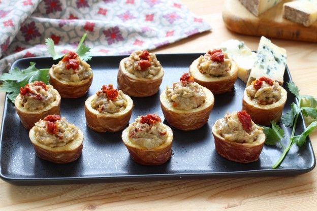 Batatas com queijo e tomates secos