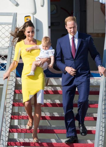 Vestido amarelo na saída do avião