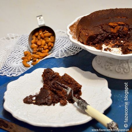 Bolo de chocolate e amêndoa com coração mole