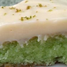 Bolo de limão verde com cobertura de mousse de limão