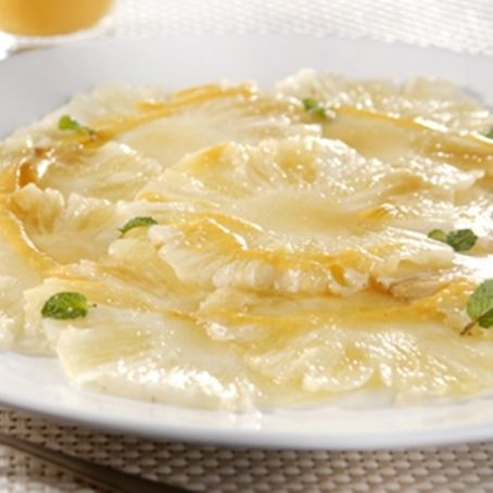 Carpaccio de Abacaxi com Calda de Cajá e Mel