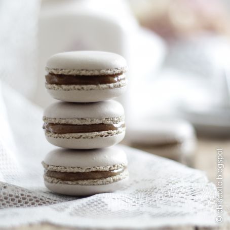 Macarons com recheio de pasta de tâmaras