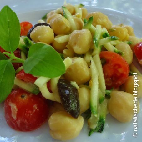 Salada de grão-de-bico com abobrinha ao molho de tahine